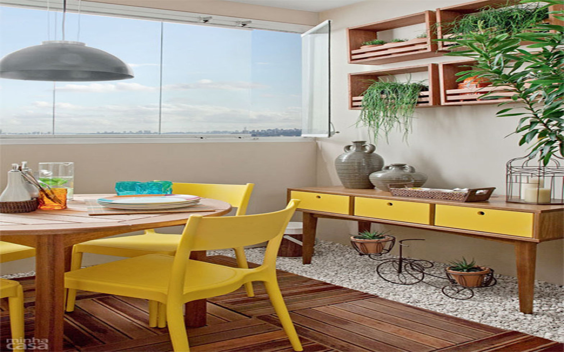 Ambiente com móveis amarelo