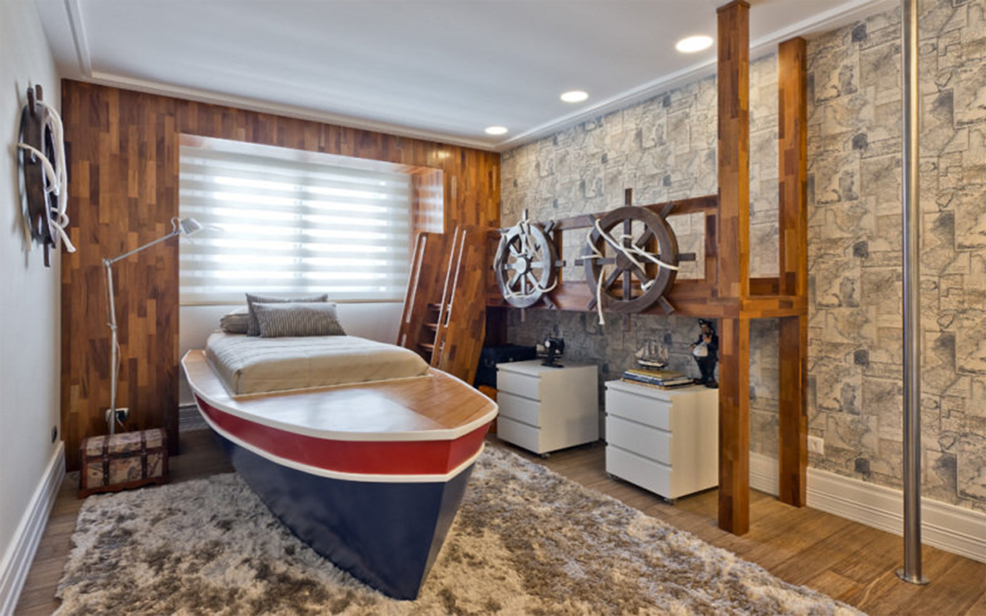 Quarto de menino com cama em formato de barco