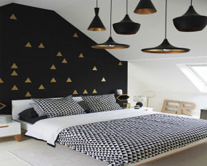 Quarto preto, branco e dourado
