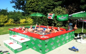 Piscina com engradados de cerveja