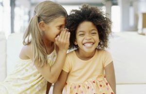 Ventiladores e luminárias Spirit - Blog Myspirit - crianças brincando de telefone sem fio - brincadeiras para o Dia das Crianças