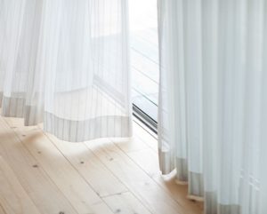 ventilador de teto Spirit - Blog Myspirit - cortina leve e de cor clara - como deixar a casa mais fresca